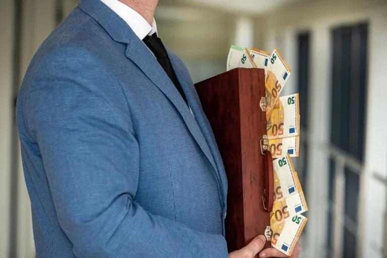 How Much Cash Can I Carry on American Airlines?